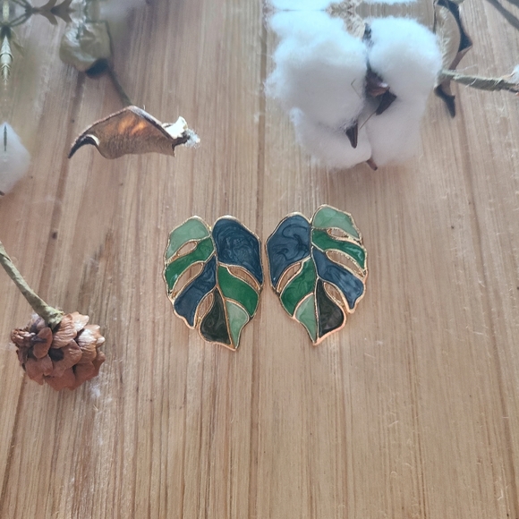 🌴🌴Beautiful Palm Leaf Earrings in a green marble Color🌴🌴 - Picture 7 of 14